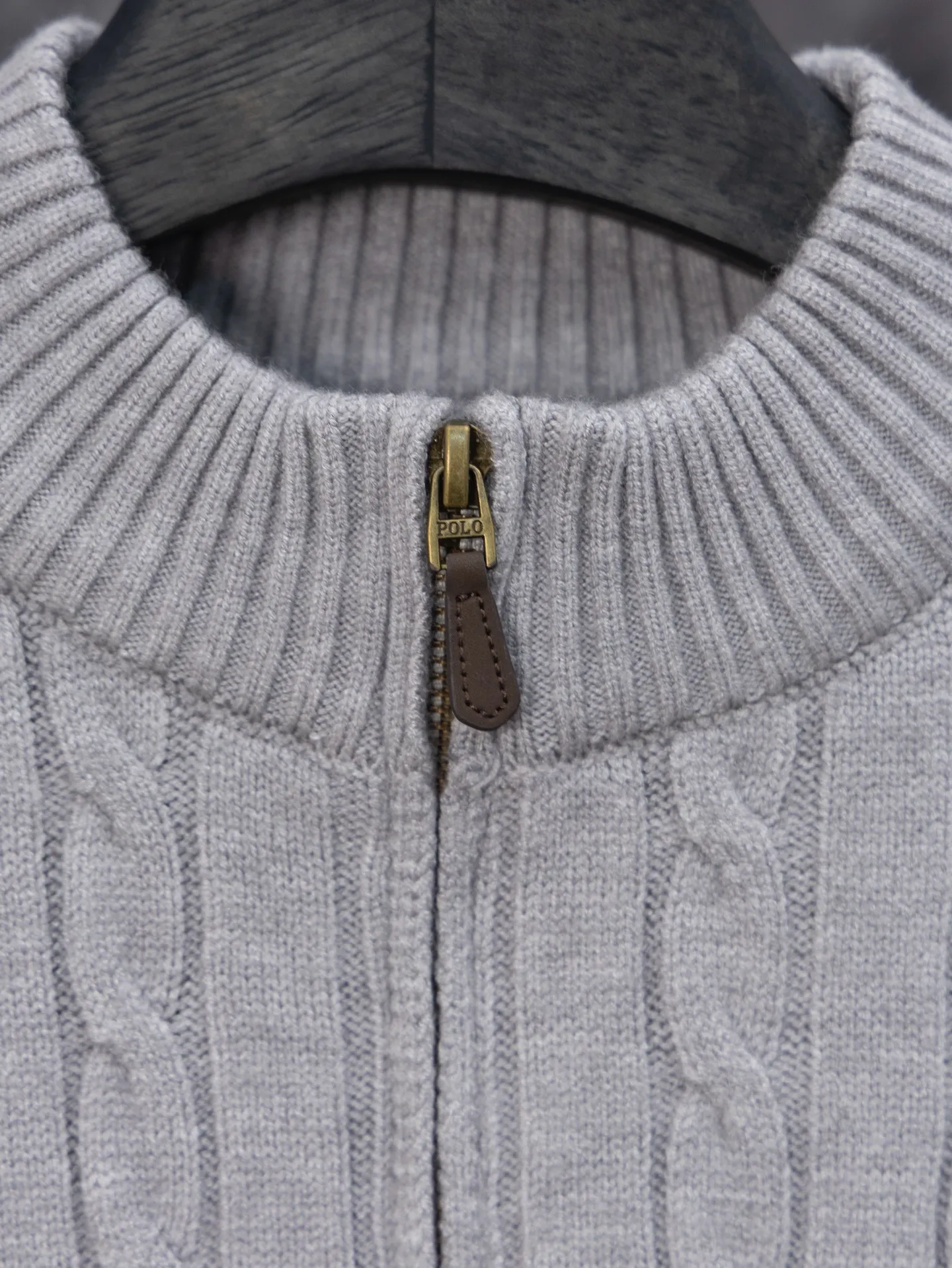 P230 Model No. J0132 Ralph Lauren classic pony embroidered stand-collar knitted sweater. Made of 400 cotton gauze fabric with clear lines. Original order customization 1:1 smooth and delicate lines. Better hand feel. Not easy to deform, not easy to shrink, not easy to fade. Maintains long-lasting beauty. Color Gray Black Size S-XL